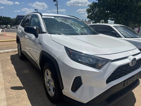 Used 2021 Toyota RAV4 LE AWD/4WD image 3