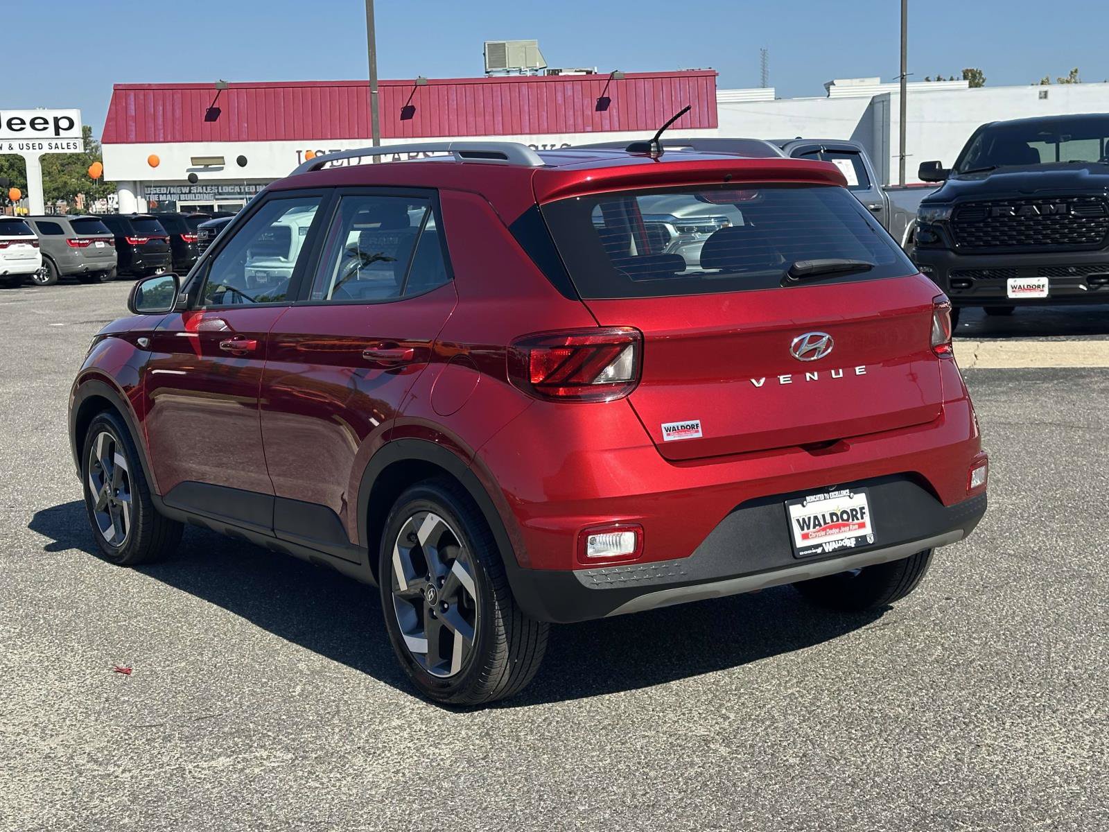 Used 2025 Hyundai Venue SEL FWD image 5