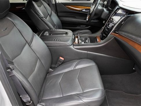 Used 2015 Cadillac Escalade Luxury image 22