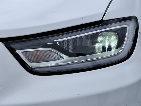 Used 2024 Chrysler Pacifica Touring-L image 9