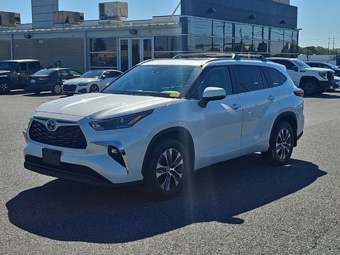 Used 2023 Toyota Highlander XLE FWD image 16