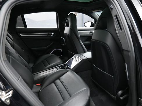 Certified 2022 Porsche Panamera Platinum Edition image 30