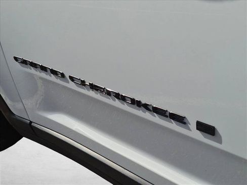 Used 2023 Jeep Grand Cherokee Altitude AWD/4WD image 10