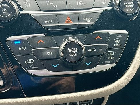 Used 2022 Chrysler Pacifica Touring-L image 15