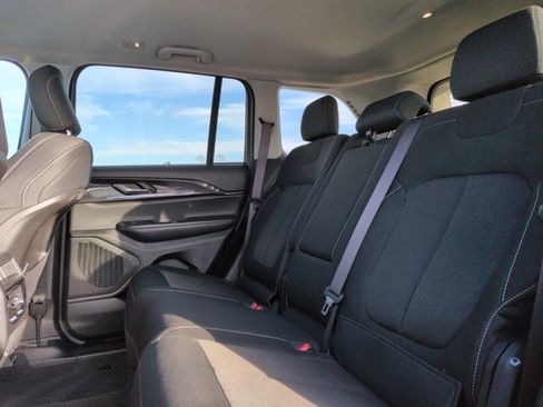 Used 2023 Jeep Grand Cherokee Laredo image 17