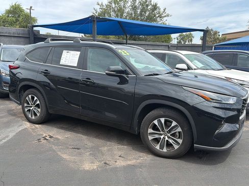 Used 2023 Toyota Highlander XLE FWD image 2