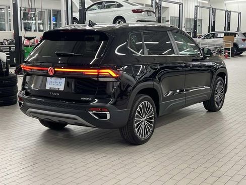 New 2026 Volkswagen Taos SE FWD image 9