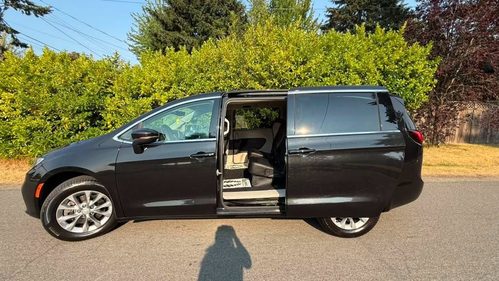 Used 2023 Chrysler Pacifica Touring-L AWD/4WD image 3