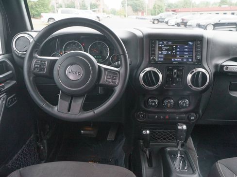 Used 2018 Jeep Wrangler Unlimited Sahara w/ Connectivity Group AWD/4WD image 13