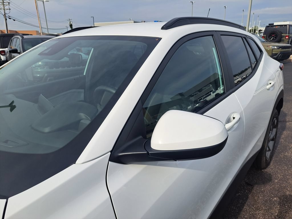 Used 2025 Chevrolet Trax LT w/ LT Convenience Package FWD image 32