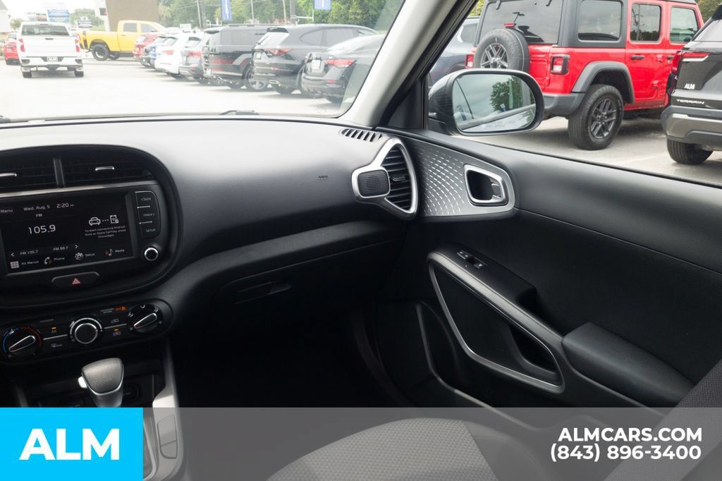Used 2025 Kia Soul LX w/ LX Technology Package FWD image 18