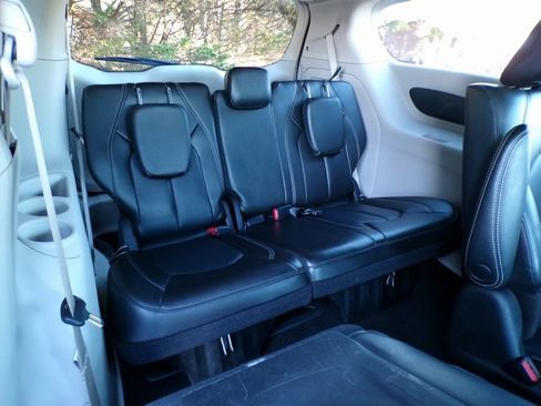 Used 2023 Chrysler Pacifica Touring-L image 12