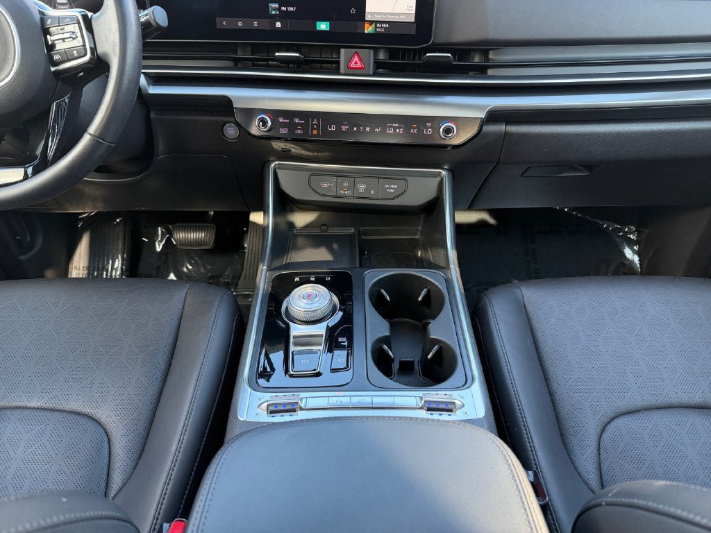 Used 2025 Kia Carnival SX w/ SX Dark Edition Package FWD image 13