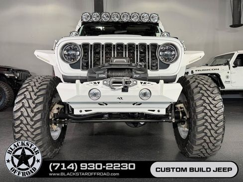 Used 2025 Jeep Wrangler Unlimited Rubicon AWD/4WD image 3