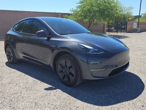 Used 2024 Tesla Model Y Long Range RWD image 3