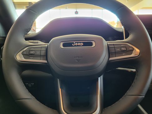Used 2025 Jeep Compass Latitude w/ Sun & Sound Group AWD/4WD image 8