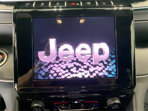 Used 2025 Jeep Grand Cherokee Laredo image 13
