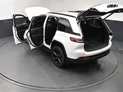 Used 2023 Jeep Grand Cherokee Altitude image 28