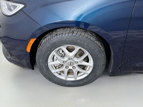 Used 2023 Chrysler Pacifica Touring-L image 31