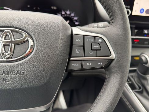 Used 2025 Toyota Sienna XLE image 18