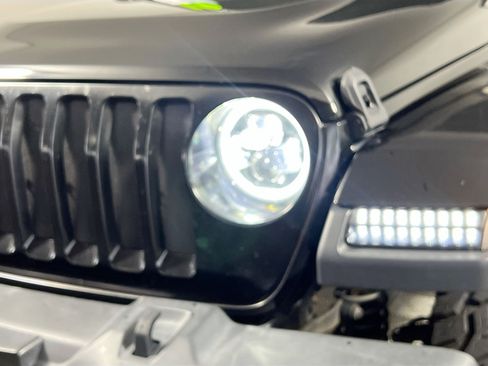 Used 2019 Jeep Wrangler Unlimited Sahara w/ Uconnect 4C Nav & Sound Group AWD/4WD image 12
