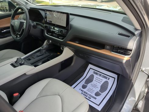 Used 2025 Toyota Grand Highlander AWD image 11