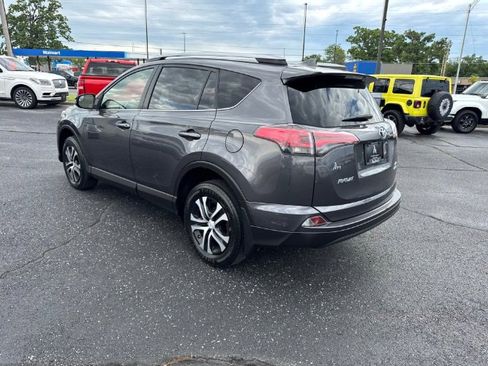 Used 2017 Toyota RAV4 LE AWD/4WD image 4