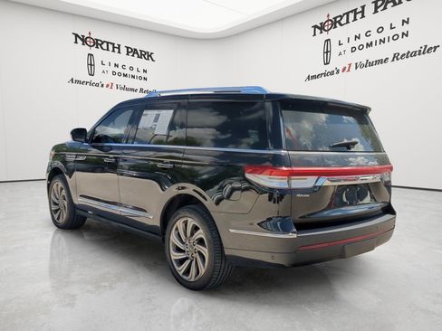 Used 2023 Lincoln Navigator Reserve AWD/4WD image 3