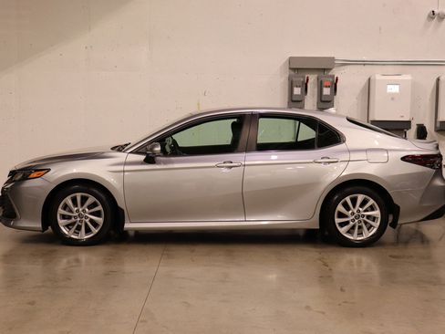 Used 2022 Toyota Camry LE image 2