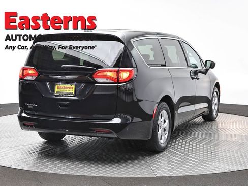 Used 2017 Chrysler Pacifica LX w/ Tire & Wheel Group FWD image 5