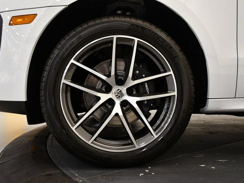 Certified 2025 Porsche Macan AWD/4WD image 16