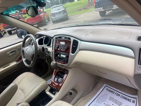 Used 2005 Toyota Highlander Limited w/ Leather Trim Pkg AWD/4WD image 12