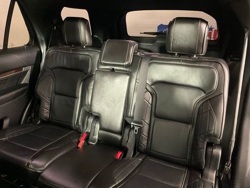 Used 2018 Ford Explorer Platinum image 16