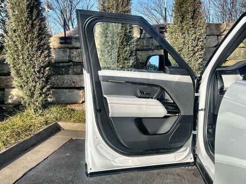 Used 2026 Land Rover Range Rover Sport SE image 17