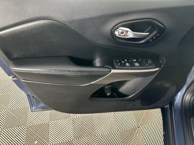 Used 2019 Jeep Cherokee Limited AWD/4WD image 6