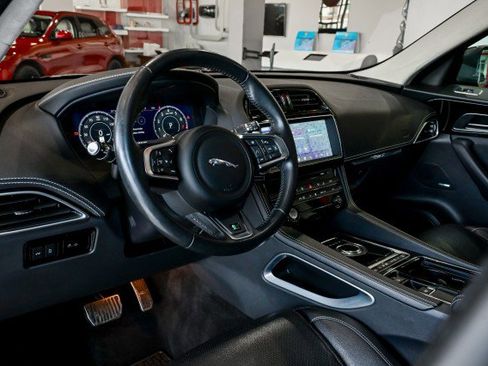 Used 2019 Jaguar F-PACE R-Sport image 13