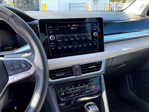 Certified 2025 Volkswagen Taos SE w/ Panoramic Sunroof Package image 20