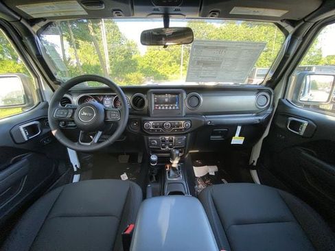 Used 2023 Jeep Gladiator Sport AWD/4WD image 12