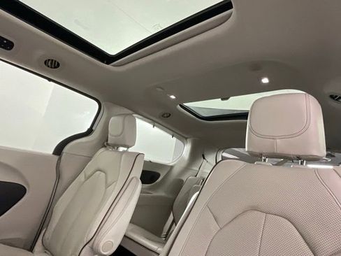Used 2020 Chrysler Pacifica Limited FWD image 17