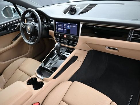 Certified 2025 Porsche Macan AWD/4WD image 31