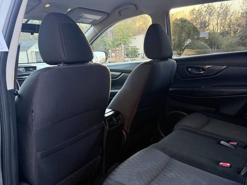 Used 2018 Nissan Rogue SV image 16