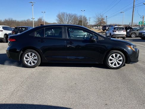 Used 2022 Toyota Corolla LE image 9