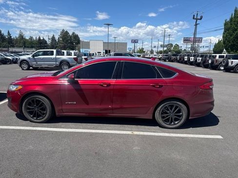 Used 2019 Ford Fusion SE FWD image 2