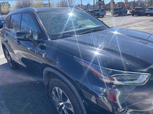 Used 2021 Toyota Highlander XLE image 2