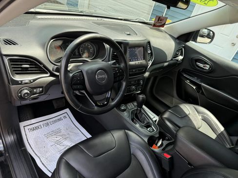Used 2019 Jeep Cherokee Latitude Plus AWD/4WD image 9
