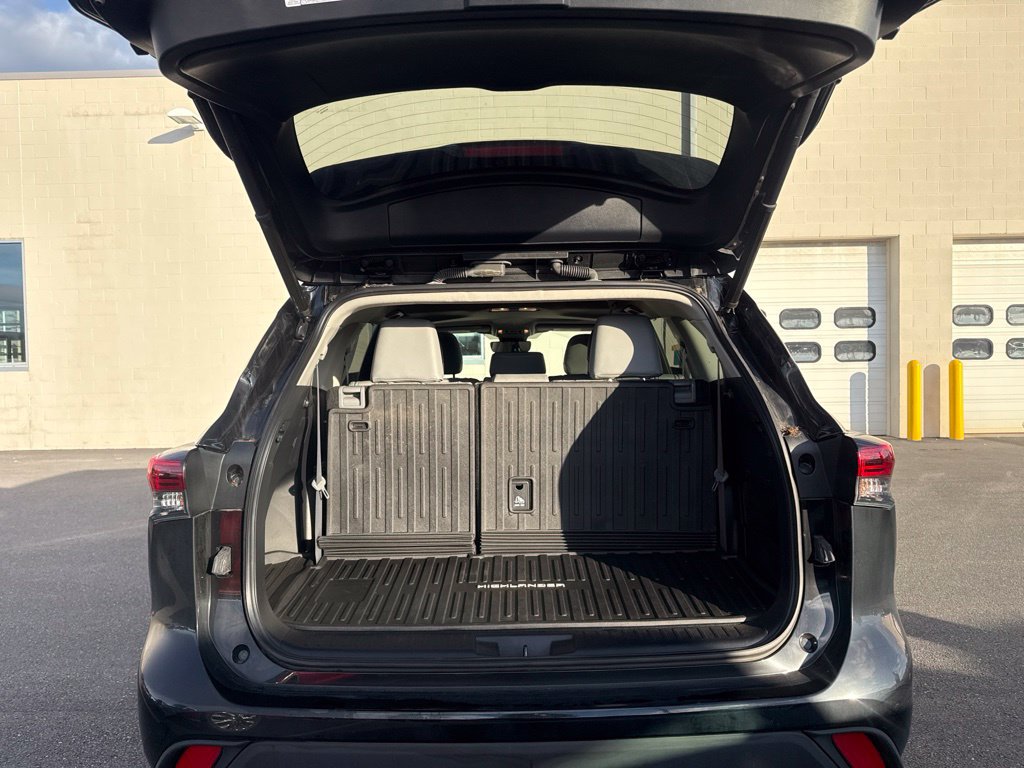 Used 2020 Toyota Highlander XLE AWD/4WD image 9