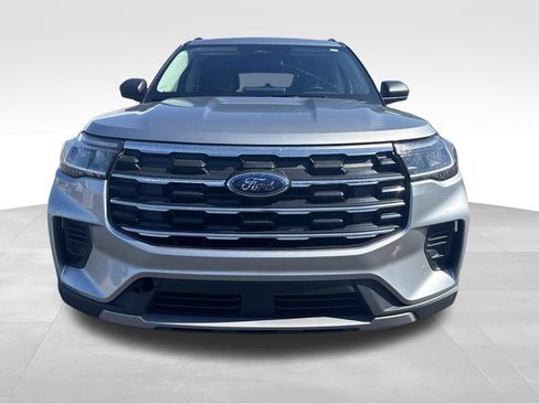 Used 2025 Ford Explorer Active AWD/4WD image 3