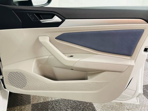 Used 2025 Volkswagen Jetta SE w/ Sunroof Package image 24