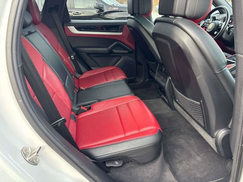 Used 2024 Porsche Cayenne AWD/4WD image 12