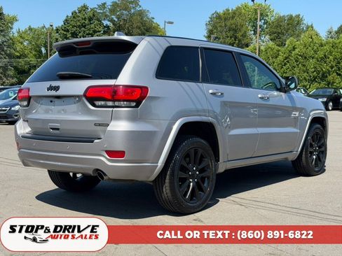 Used 2018 Jeep Grand Cherokee Altitude AWD/4WD image 5